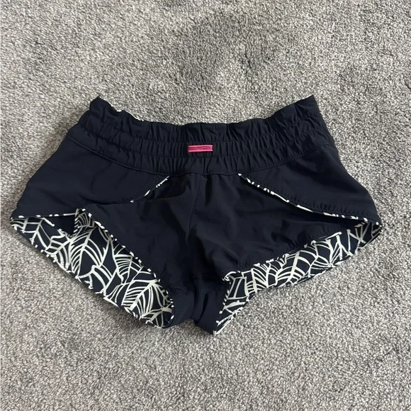 Women's Lululemon Shanti Surf Shorts Irreversible - Black/Patterned - Size 0 - Picture 3 of 5